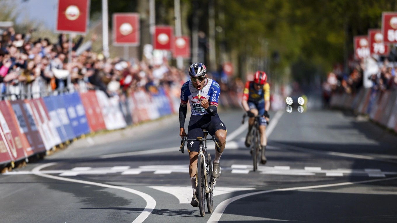 Remco Evenepoel oslavuje víťazstvo na Amstel Gold Race 2026. 