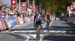 Remco Evenepoel oslavuje víťazstvo na Amstel Gold Race 2026. 