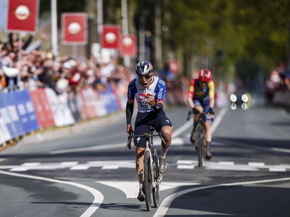 Remco Evenepoel oslavuje víťazstvo na Amstel Gold Race 2026. 