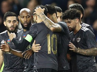 Hráči Karabachu oslavujú úvodný gól Abdellaha Zoubira (uprostred) počas zápasu 2. kola ligovej fázy Ligy majstrov FK Karabach - FC Kodaň.