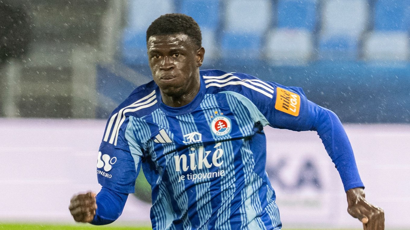 Futbalista Slovana Alansa Yirajang.