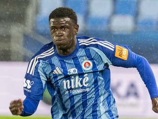 Futbalista Slovana Alansa Yirajang.