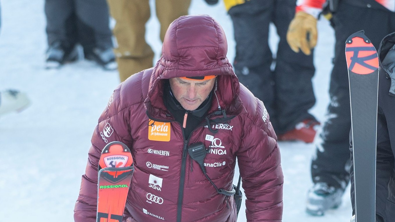 Tréner Mauro Pini po páde Petry Vlhovej počas prvého kola obrovského slalomu v Jasnej 2024.