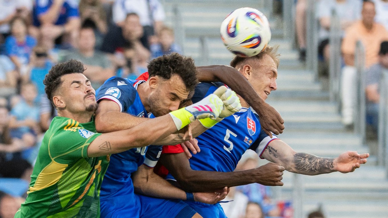 Sprava Dominik Javorček, Sebastian Nebyla a brankár Alejandro Iturbe počas zápasu Slovensko - Španielsko.