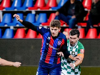 Daniel Šmiga (vľavo) z FC Vion v súboji s kapitánom Malženíc Matejom Rehákom. 