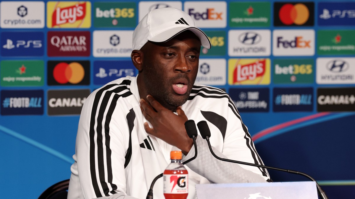 Yaya Touré počas pozápasovej tlačovej konferencie po zápase PSG - Slovan Bratislava v Lige majstrov. 