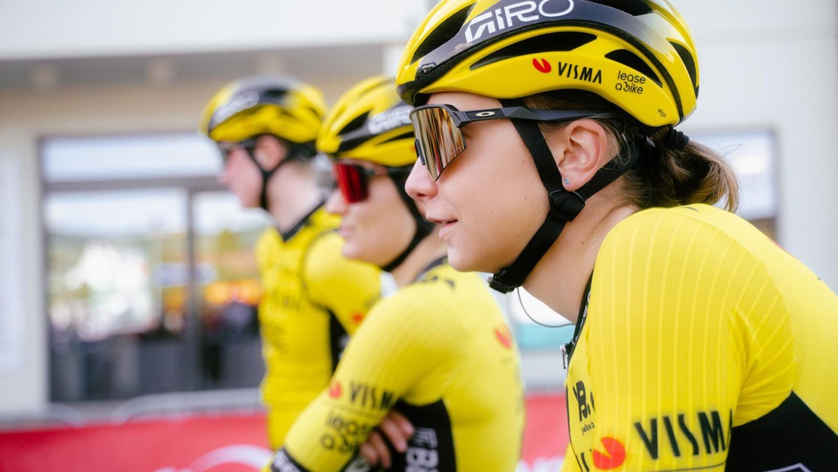 Viktória Chladoňová v drese tímu Visma Lease a Bike.