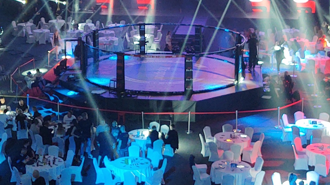 Plniaca sa aréna pred začiatkom MMA podujatia.