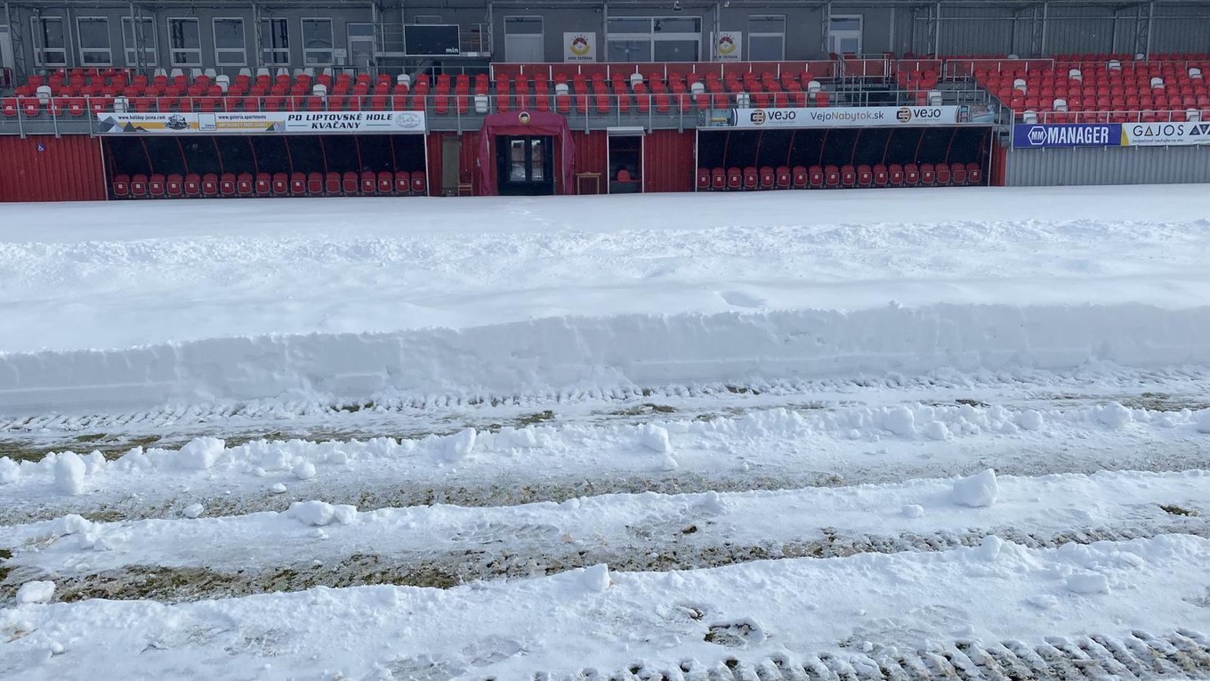 Štadión MFK Tatran Liptovský Mikuláš pokrytý snehom.