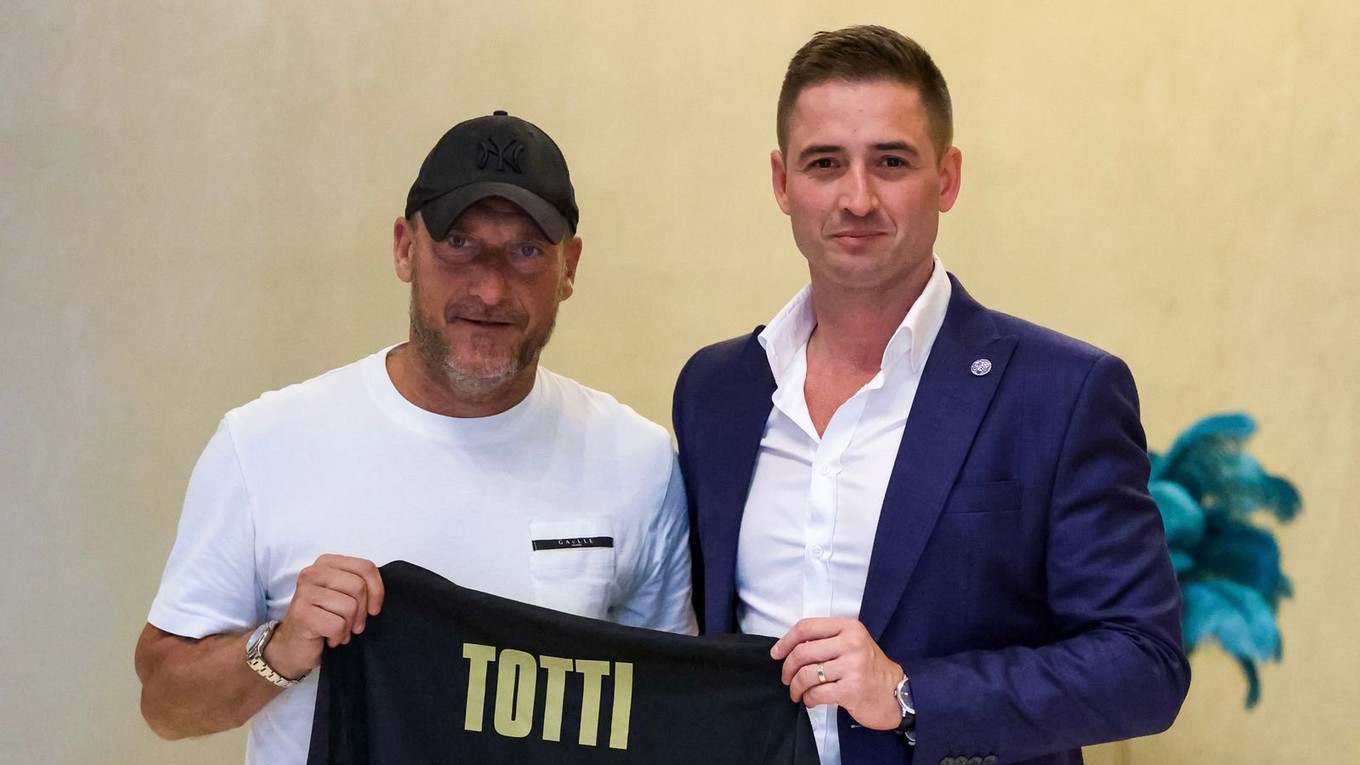 Francesco Totti a Peter Králik.