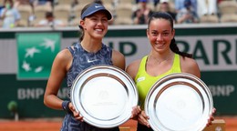Renáta Jamrichová (vľavo) a Tereza Valentová vyhrali štvorhru junioriek na Roland Garros 2024.