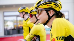 Viktória Chladoňová v drese tímu Visma Lease a Bike.