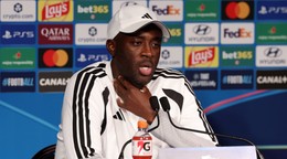 Yaya Touré počas pozápasovej tlačovej konferencie po zápase PSG - Slovan Bratislava v Lige majstrov.