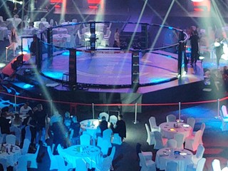Plniaca sa aréna pred začiatkom MMA podujatia.