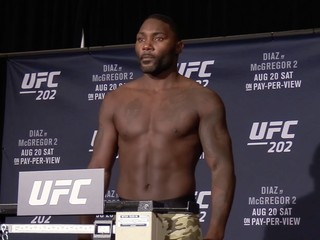 Anthony Johnson na vážení pred zápasom na UFC 202 v roku 2016.