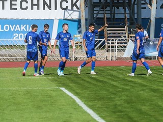 Slovan Bratislava B oslavuje gól. 