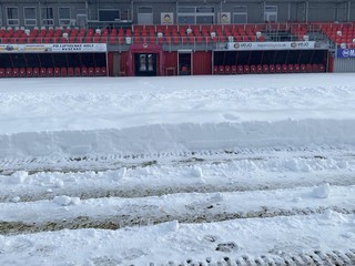 Štadión MFK Tatran Liptovský Mikuláš pokrytý snehom.