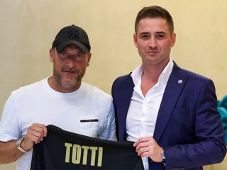 Francesco Totti a Peter Králik.