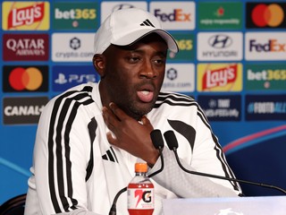 Yaya Touré počas pozápasovej tlačovej konferencie po zápase PSG - Slovan Bratislava v Lige majstrov.