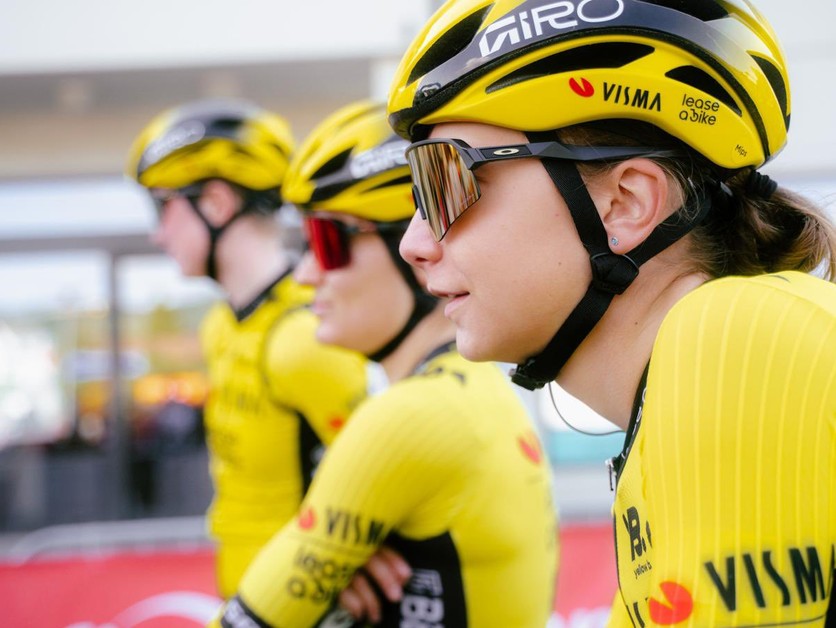 Viktória Chladoňová v drese tímu Visma Lease a Bike.