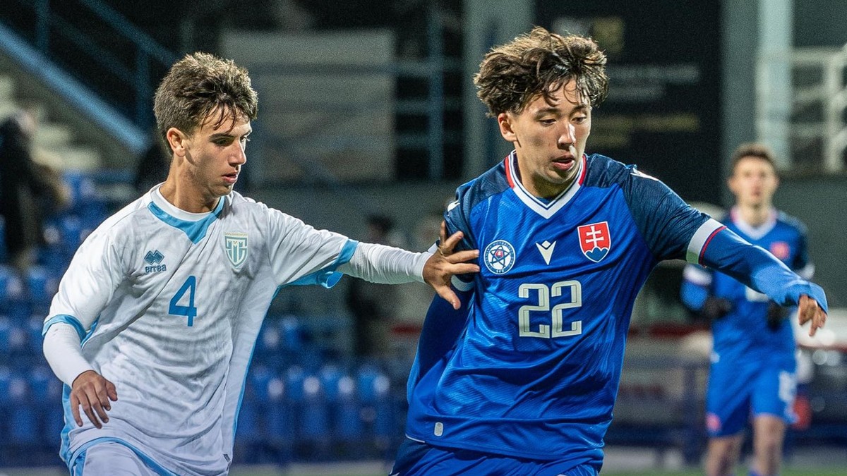 Slovenský futbalista do 17 rokov.