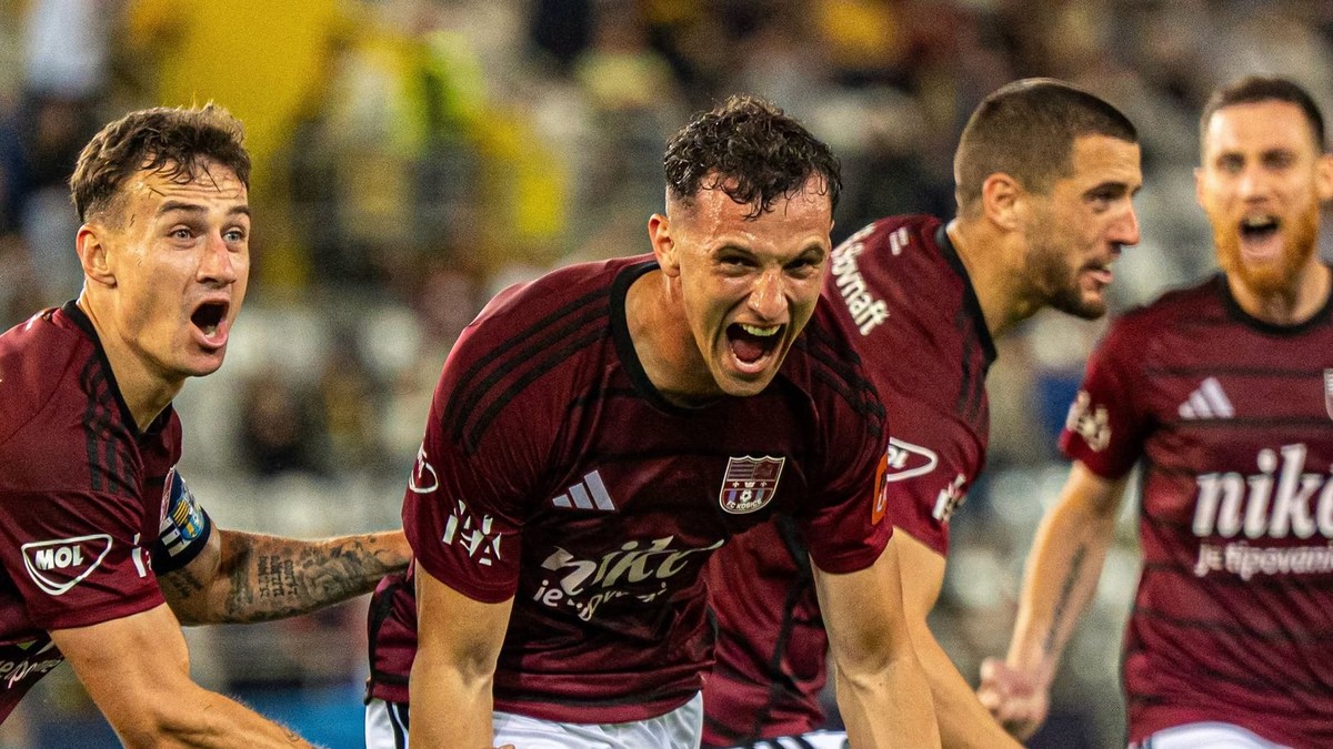 Futbalisti FC Košice oslavujú gól proti Ružomberku.