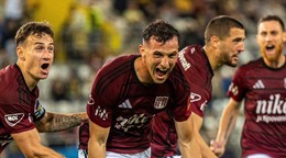 Futbalisti FC Košice oslavujú gól proti Ružomberku.