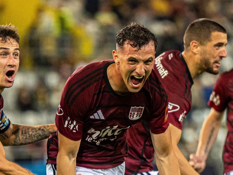 Futbalisti FC Košice oslavujú gól proti Ružomberku.