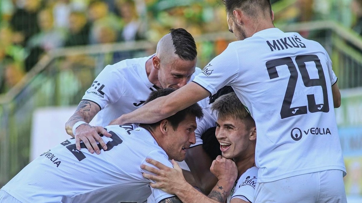 Hráči MFK Karviná tešiaci sa po strelenom góle.