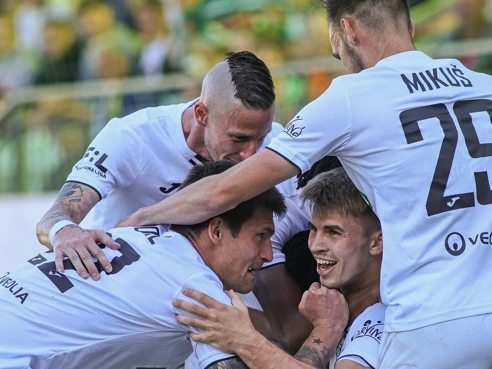 Hráči MFK Karviná tešiaci sa po strelenom góle.