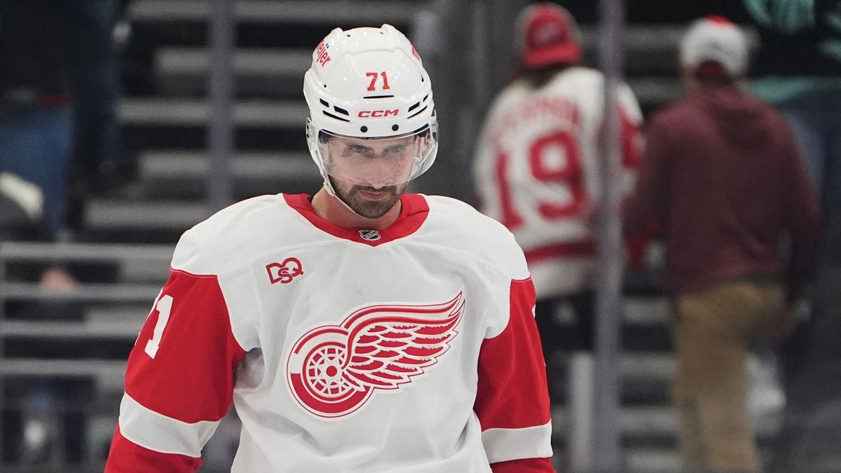 Dylan Larkin v drese Detroitu Red Wings.