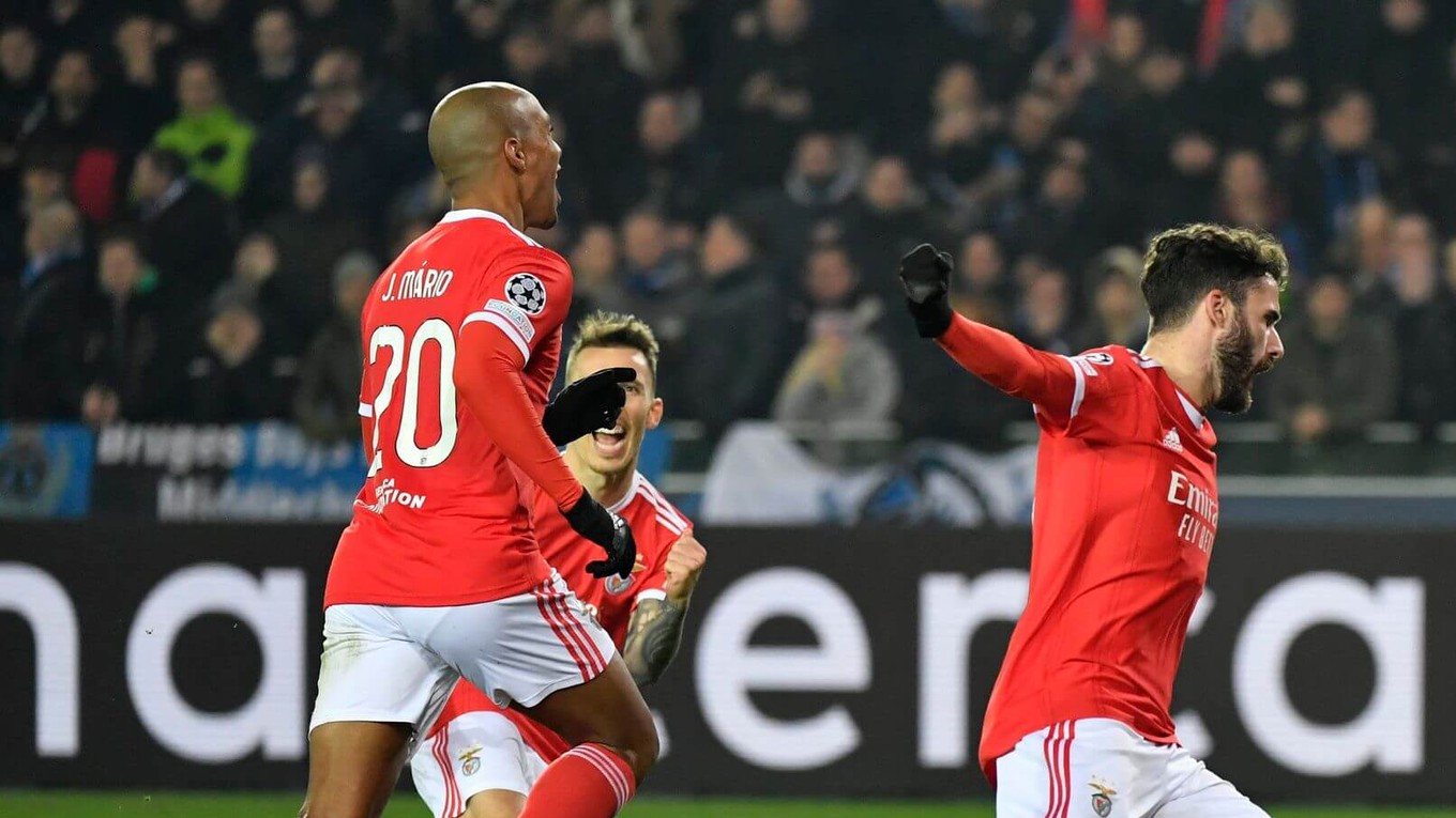 Joao Mario (vľavo) sa teší po strelenom góle v zápase FC Bruggy - Benfica Lisabon v osemfinále Ligy majstrov.