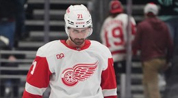 Dylan Larkin v drese Detroitu Red Wings.