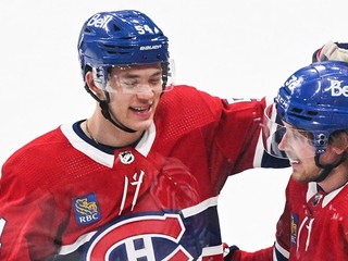 Jordan Harris (vľavo) oslavuje gól s Remom Pitlickom.