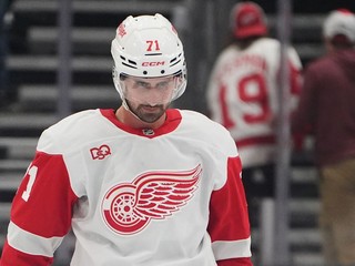 Dylan Larkin v drese Detroitu Red Wings.