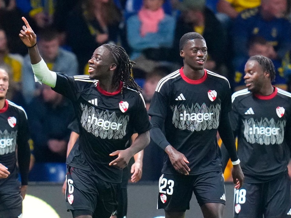 Futbalisti Racing Štrasburg oslavujú gól.