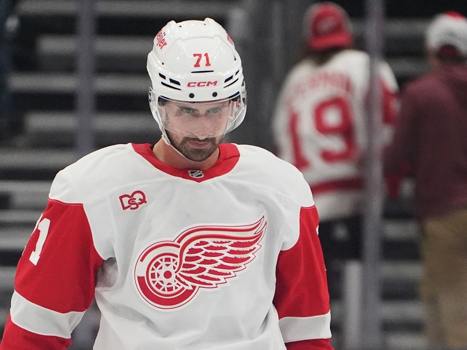 Dylan Larkin v drese Detroitu Red Wings.
