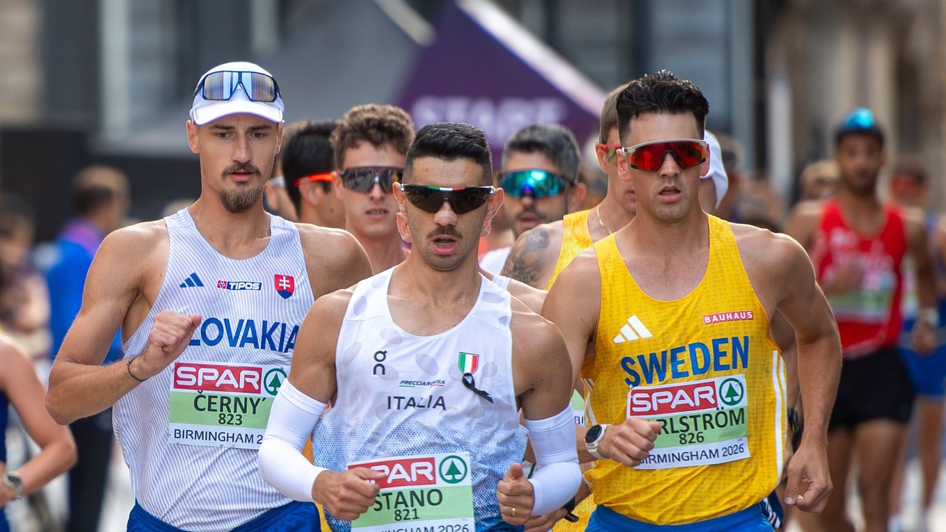 Zľava Dominik Černý počas chodeckého maratónu na ME v atletike 2026.