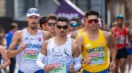 Zľava Dominik Černý počas chodeckého maratónu na ME v atletike 2026.