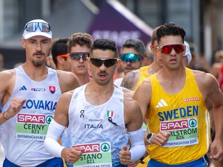 Zľava Dominik Černý počas chodeckého maratónu na ME v atletike 2026.