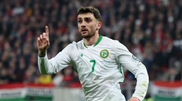 Troy Parrott oslavuje gól v zápase s Maďarskom.