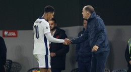 Jude Bellingham schádza z ihriska v zápase s Albánskom.