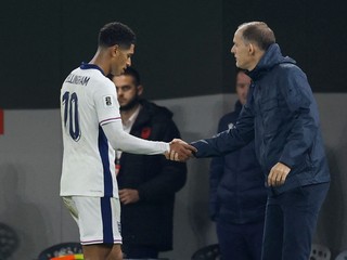 Jude Bellingham schádza z ihriska v zápase s Albánskom.