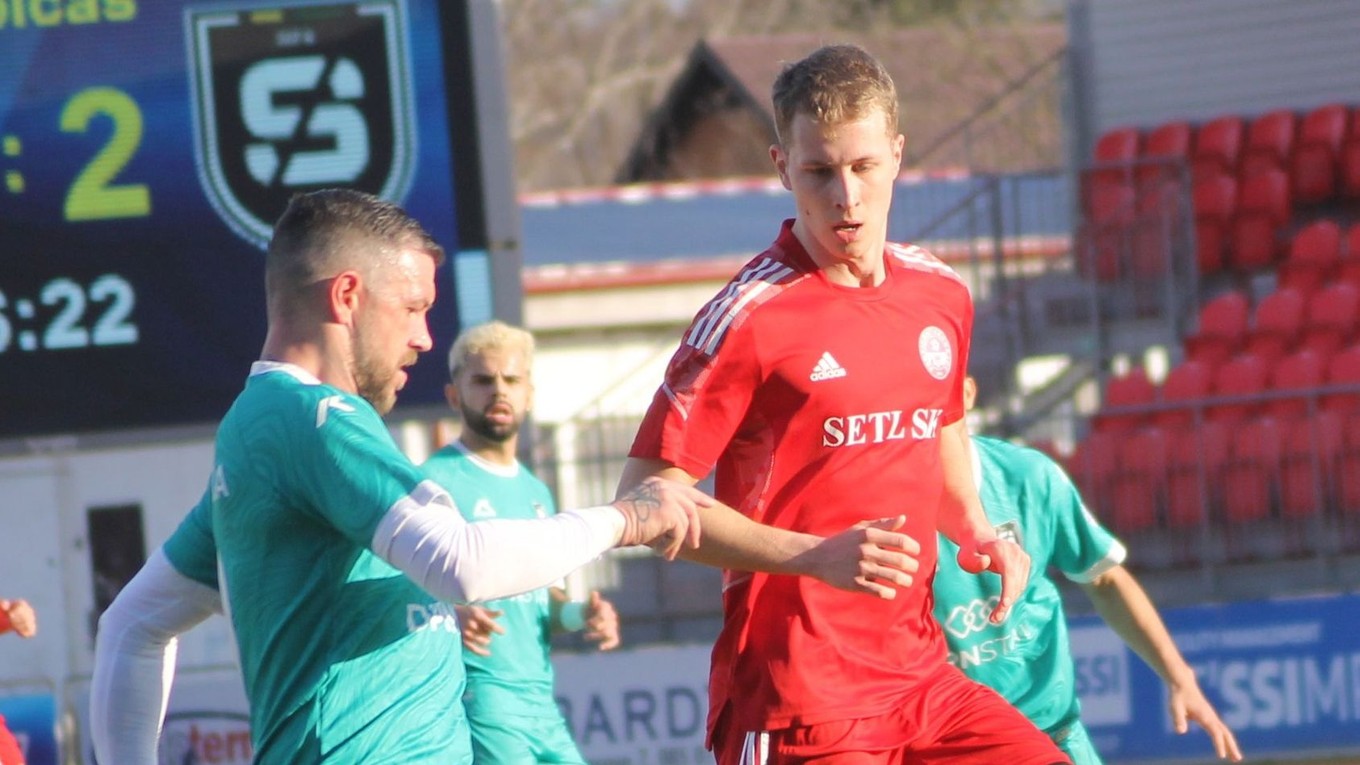 Erik Pačinda (vľavo) a Šimon Kukulský v zápase Partizán Bardejov - MFK Snina v III. lige Východ.