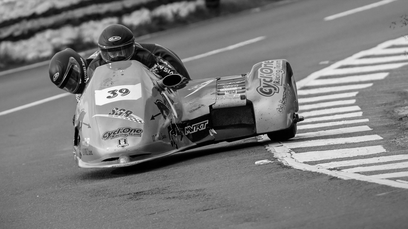 Cesar Chanel a spolujazdec Olivier Lavorel na pretekoch sidecarov.