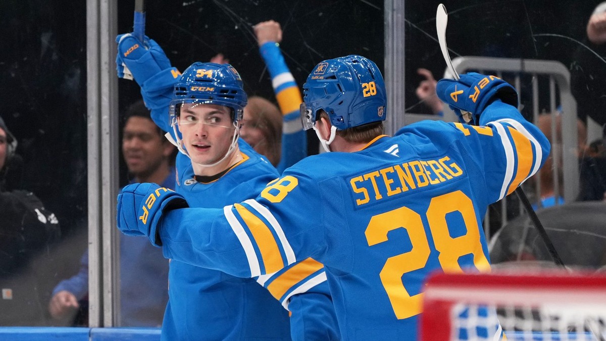 Dalibor Dvorský (vľavo) sa teší so spoluhráčom Ottom Stenbergom z gólu.