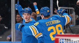 Dalibor Dvorský (vľavo) sa teší so spoluhráčom Ottom Stenbergom z gólu. 