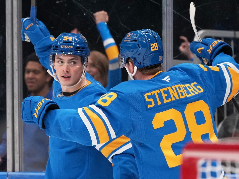 Dalibor Dvorský (vľavo) sa teší so spoluhráčom Ottom Stenbergom z gólu.