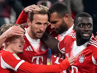 Bayern Mníchov oslavuje gól. 