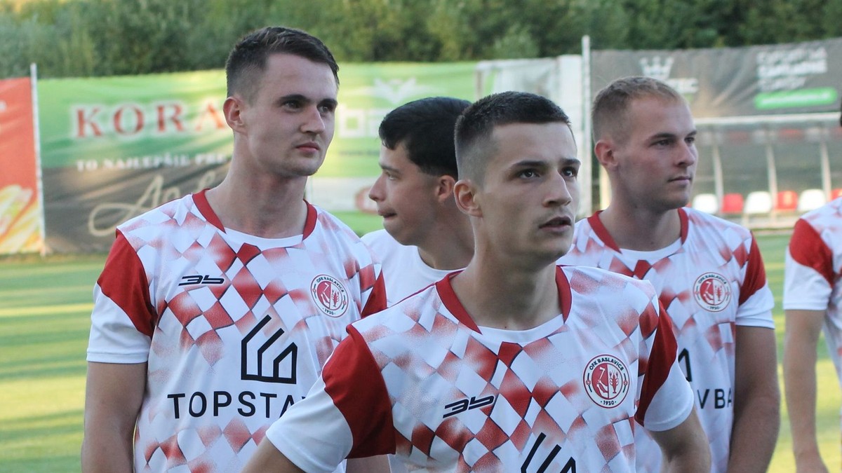 Vpredu Nikolas Lukáč.